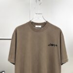 P75 Dio～胸前字母刺绣 《区别通货面料》 7a抗菌短袖tee 上身十分舒适，男女同款半袖，落肩宽松版型 颜色: 黑色 白色 咖啡色 尺码：S（90-130斤） M（125-150斤） L（135-165斤） XL（160-190斤） XXL（185-220斤）