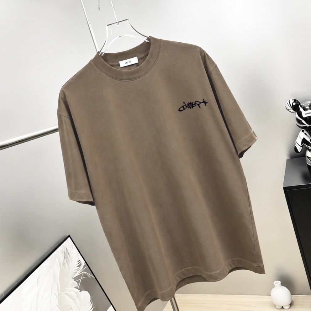 P75 Dio～胸前字母刺绣 《区别通货面料》 7a抗菌短袖tee 上身十分舒适，男女同款半袖，落肩宽松版型 颜色: 黑色 白色 咖啡色 尺码：S（90-130斤） M（125-150斤） L（135-165斤） XL（160-190斤） XXL（185-220斤）