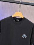 P65 DIOR迪奥 刺绣款 2026春夏经典圆领短袖T恤采用280克双纱精棉，衣服偏厚使整体高透气和柔软性，高版本，三标齐全！男女同款 颜色：白色 黑色 灰色 杏色 -尺码：S M L XL