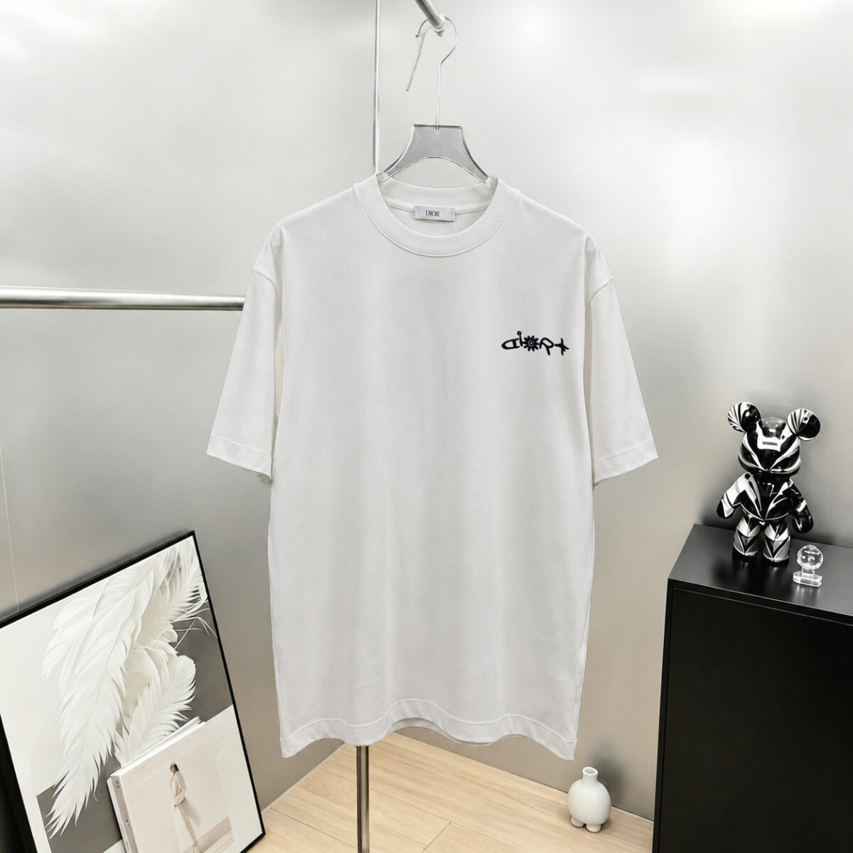 P75 Dio～胸前字母刺绣 《区别通货面料》 7a抗菌短袖tee 上身十分舒适，男女同款半袖，落肩宽松版型 颜色: 黑色 白色 咖啡色 尺码：S（90-130斤） M（125-150斤） L（135-165斤） XL（160-190斤） XXL（185-220斤）