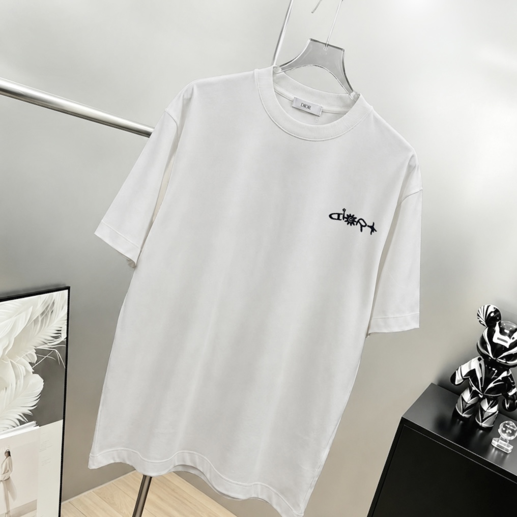 P75 Dio～胸前字母刺绣 《区别通货面料》 7a抗菌短袖tee 上身十分舒适，男女同款半袖，落肩宽松版型 颜色: 黑色 白色 咖啡色 尺码：S（90-130斤） M（125-150斤） L（135-165斤） XL（160-190斤） XXL（185-220斤）