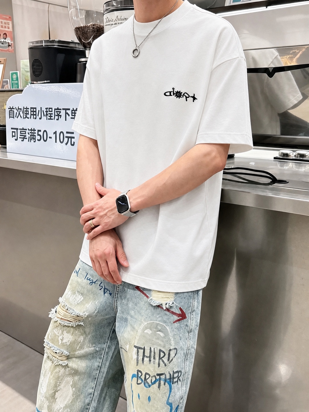 P75 Dio～胸前字母刺绣 《区别通货面料》 7a抗菌短袖tee 上身十分舒适，男女同款半袖，落肩宽松版型 颜色: 黑色 白色 咖啡色 尺码：S（90-130斤） M（125-150斤） L（135-165斤） XL（160-190斤） XXL（185-220斤）
