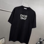 P75 Dio～胸前字母刺绣 《区别通货面料》 7a抗菌短袖tee 上身十分舒适，男女同款半袖，落肩宽松版型 颜色: 黑色 白色 咖啡色 尺码：S（90-130斤） M（125-150斤） L（135-165斤） XL（160-190斤） XXL（185-220斤）