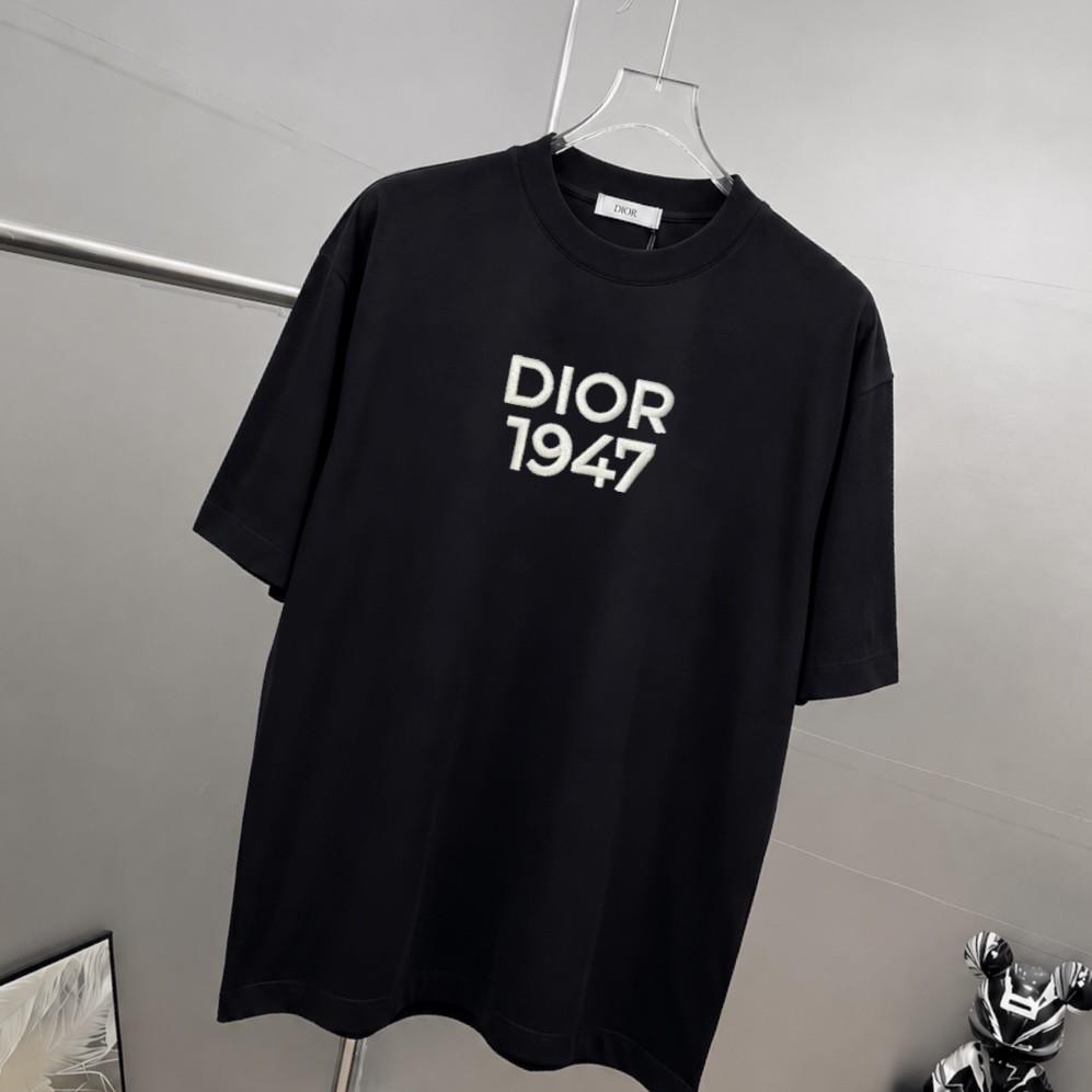 P75 Dio～胸前字母刺绣 《区别通货面料》 7a抗菌短袖tee 上身十分舒适，男女同款半袖，落肩宽松版型 颜色: 黑色 白色 咖啡色 尺码：S（90-130斤） M（125-150斤） L（135-165斤） XL（160-190斤） XXL（185-220斤）