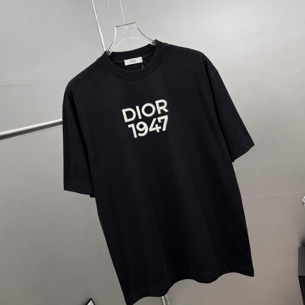 P75 Dio～胸前字母刺绣 《区别通货面料》 7a抗菌短袖tee 上身十分舒适，男女同款半袖，落肩宽松版型 颜色: 黑色 白色 咖啡色 尺码：S（90-130斤） M（125-150斤） L（135-165斤） XL（160-190斤） XXL（185-220斤）
