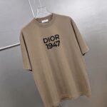 P75 Dio～胸前字母刺绣 《区别通货面料》 7a抗菌短袖tee 上身十分舒适，男女同款半袖，落肩宽松版型 颜色: 黑色 白色 咖啡色 尺码：S（90-130斤） M（125-150斤） L（135-165斤） XL（160-190斤） XXL（185-220斤）