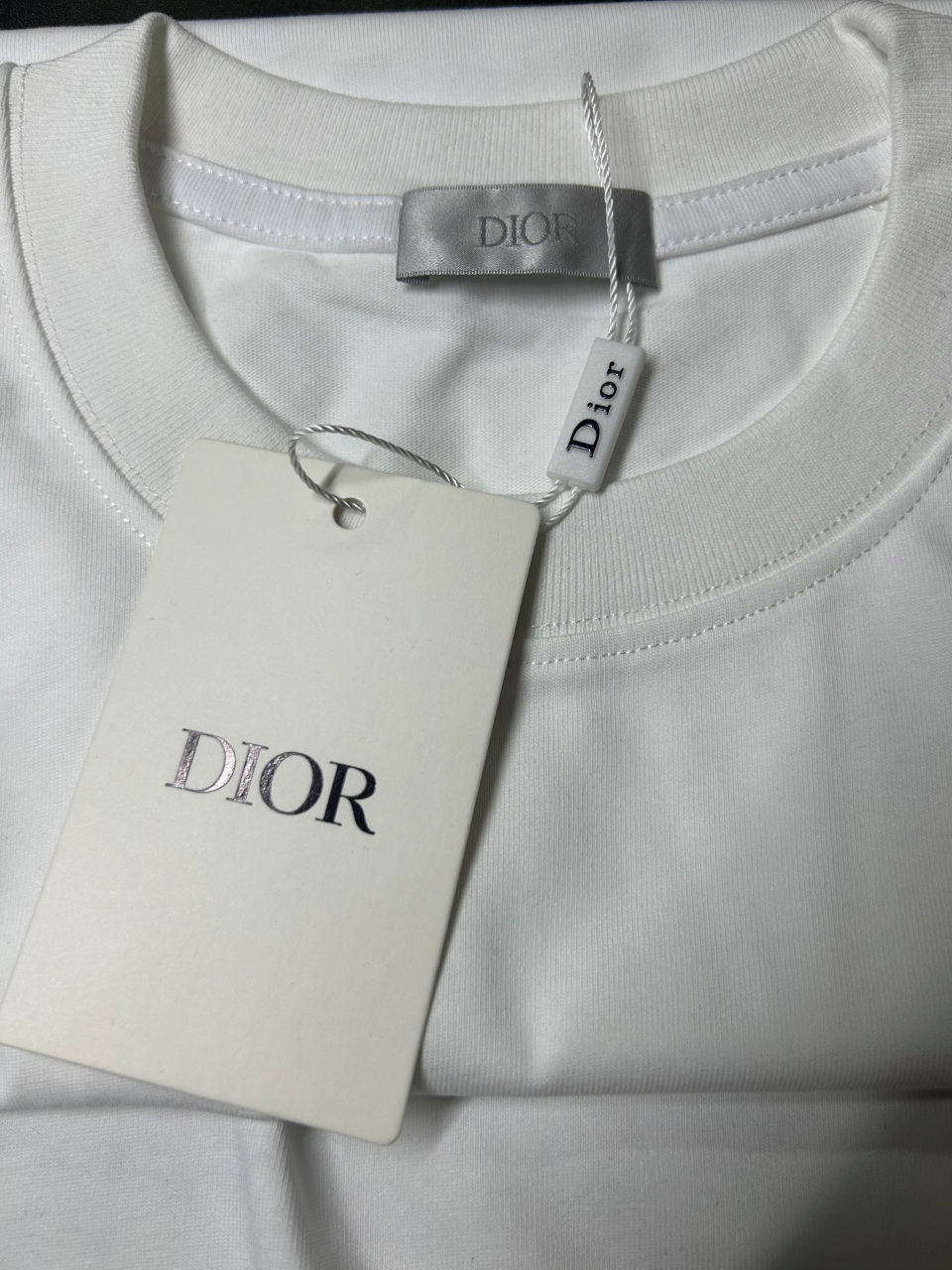 P65 DIOR迪奥 刺绣款 2026春夏经典圆领短袖T恤采用280克双纱精棉，衣服偏厚使整体高透气和柔软性，高版本，三标齐全！男女同款 颜色：白色 黑色 灰色 杏色 -尺码：S M L XL