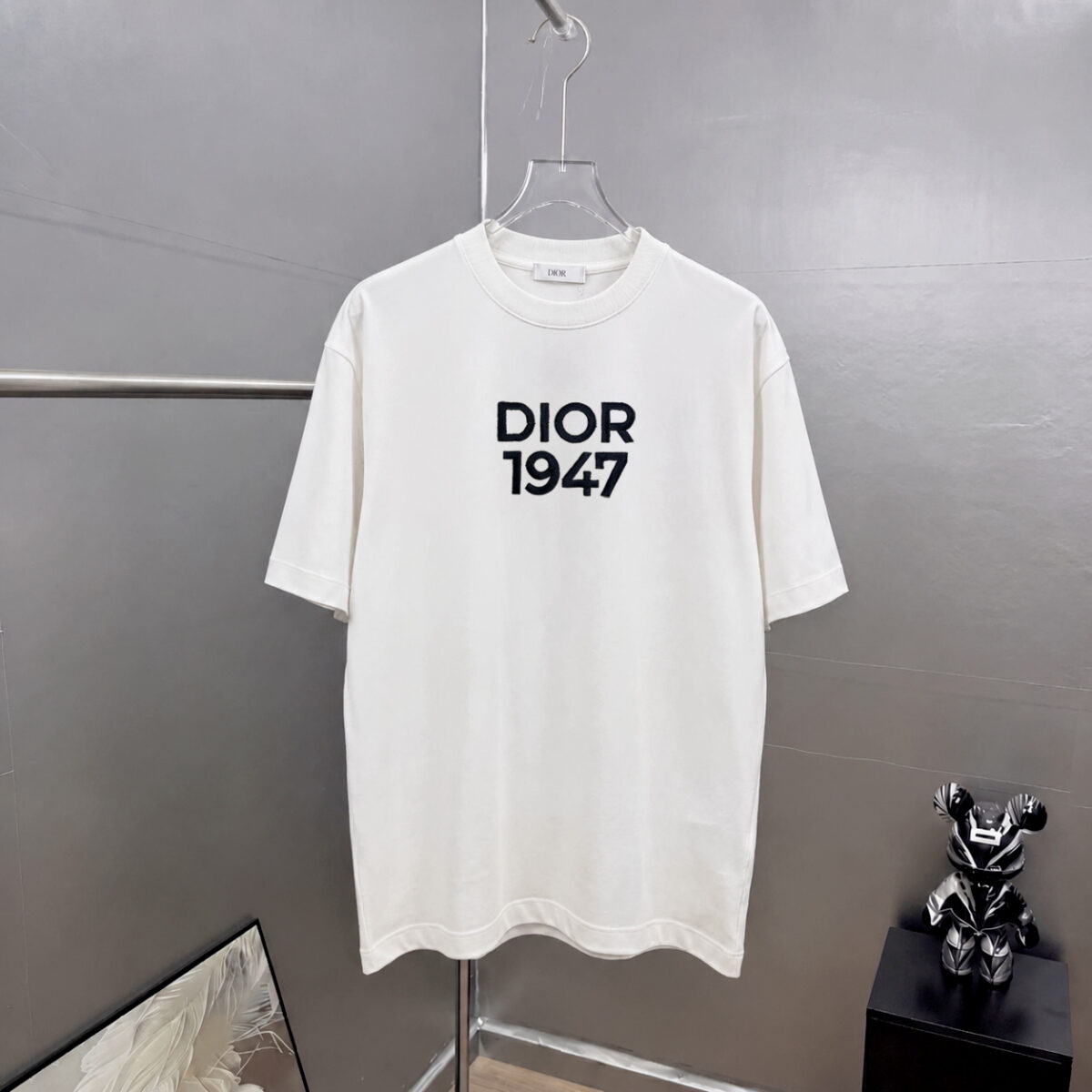 P75 Dio～胸前字母刺绣 《区别通货面料》 7a抗菌短袖tee 上身十分舒适，男女同款半袖，落肩宽松版型 颜色: 黑色 白色 咖啡色 尺码：S（90-130斤） M（125-150斤） L（135-165斤） XL（160-190斤） XXL（185-220斤）