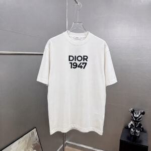 P75 Dio～胸前字母刺绣 《区别通货面料》 7a抗菌短袖tee 上身十分舒适，男女同款半袖，落肩宽松版型 颜色: 黑色 白色 咖啡色 尺码：S（90-130斤） M（125-150斤） L（135-165斤） XL（160-190斤） XXL（185-220斤）