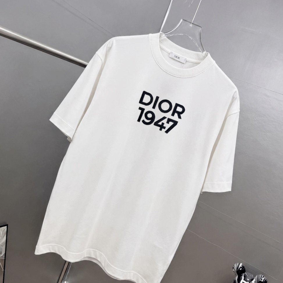 P75 Dio～胸前字母刺绣 《区别通货面料》 7a抗菌短袖tee 上身十分舒适，男女同款半袖，落肩宽松版型 颜色: 黑色 白色 咖啡色 尺码：S（90-130斤） M（125-150斤） L（135-165斤） XL（160-190斤） XXL（185-220斤）