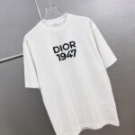 P75 Dio～胸前字母刺绣 《区别通货面料》 7a抗菌短袖tee 上身十分舒适，男女同款半袖，落肩宽松版型 颜色: 黑色 白色 咖啡色 尺码：S（90-130斤） M（125-150斤） L（135-165斤） XL（160-190斤） XXL（185-220斤）