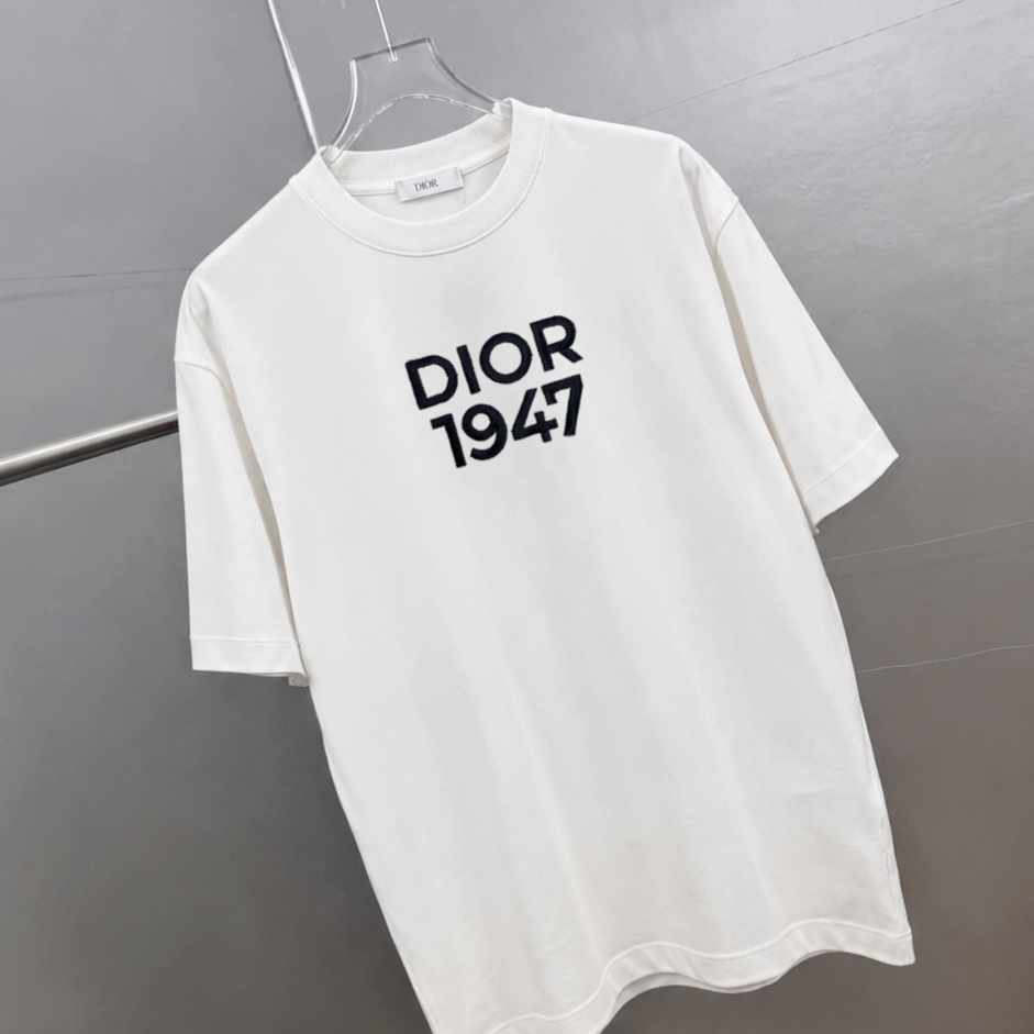 P75 Dio～胸前字母刺绣 《区别通货面料》 7a抗菌短袖tee 上身十分舒适，男女同款半袖，落肩宽松版型 颜色: 黑色 白色 咖啡色 尺码：S（90-130斤） M（125-150斤） L（135-165斤） XL（160-190斤） XXL（185-220斤）