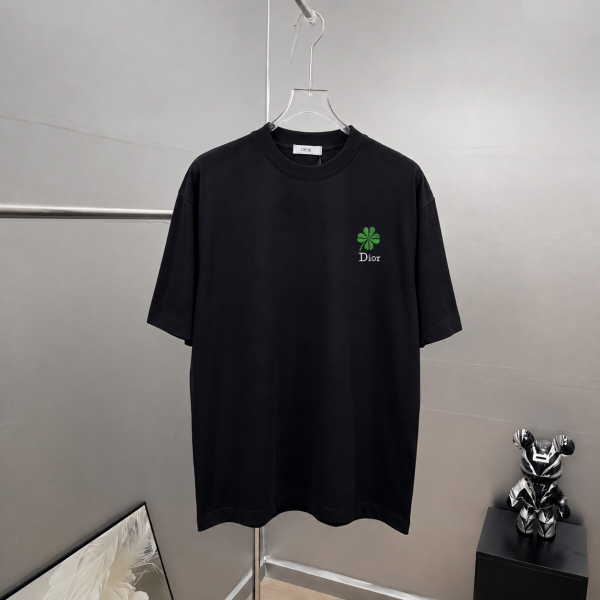 P75 Dio～胸前字母刺绣 《区别通货面料》 7a抗菌短袖tee 上身十分舒适，男女同款半袖，落肩宽松版型 颜色: 黑色 白色 咖啡色 尺码：S（90-130斤） M（125-150斤） L（135-165斤） XL（160-190斤） XXL（185-220斤）