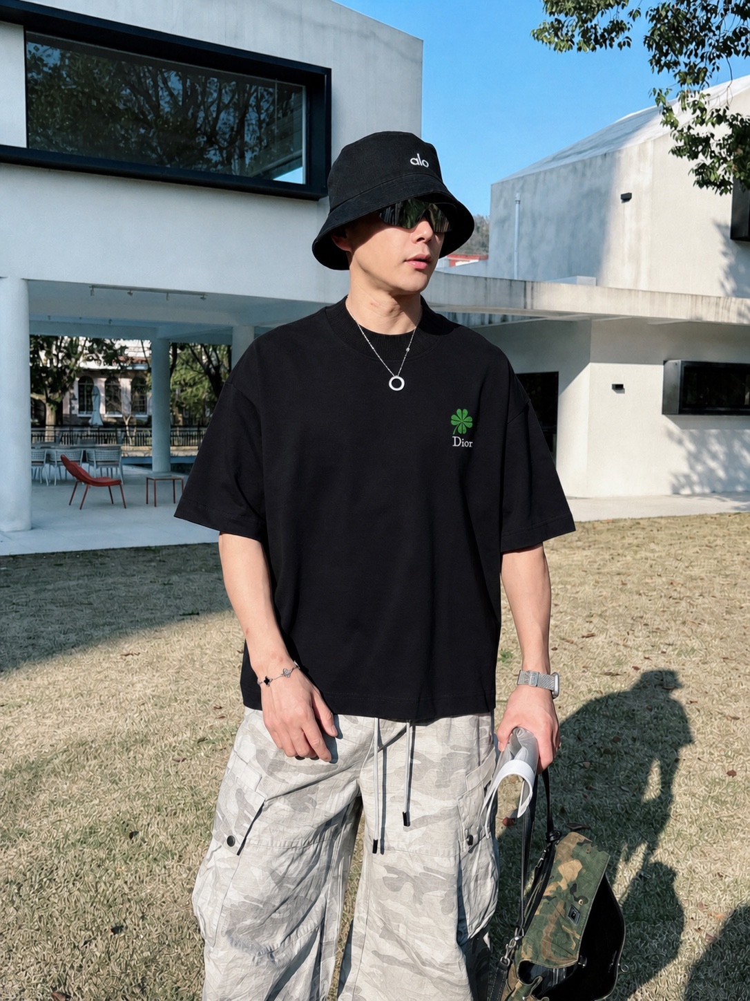 P75 Dio～胸前字母刺绣 《区别通货面料》 7a抗菌短袖tee 上身十分舒适，男女同款半袖，落肩宽松版型 颜色: 黑色 白色 咖啡色 尺码：S（90-130斤） M（125-150斤） L（135-165斤） XL（160-190斤） XXL（185-220斤）