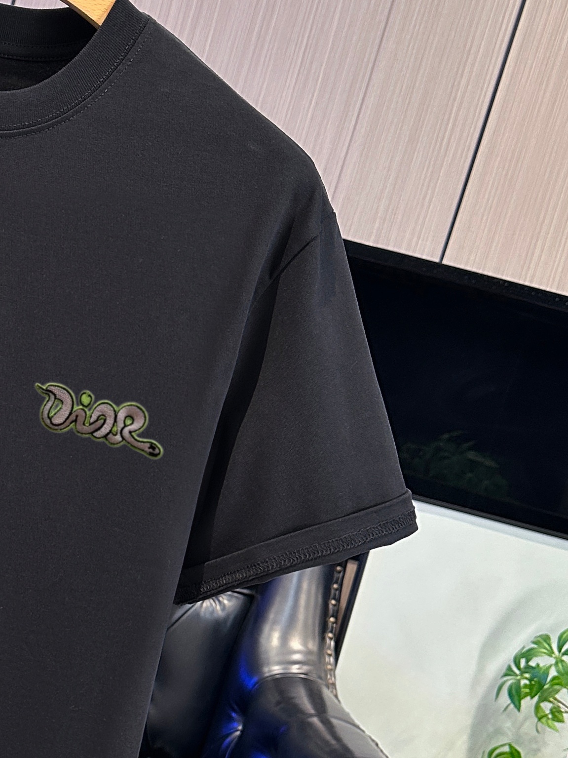 P65 DIOR迪奥 刺绣款 2026春夏经典圆领短袖T恤采用280克双纱精棉，衣服偏厚使整体高透气和柔软性，高版本，三标齐全！男女同款 颜色：白色 黑色 灰色 杏色 -尺码：S M L XL