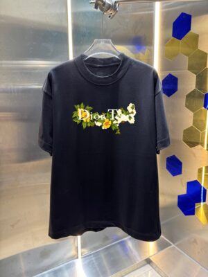 P70 Dio* 克里斯蒂迪奥 2026夏季新款 经典字母 印花工艺 休闲宽松 圆领短袖T恤 男女同款 吊牌 领标 洗水唛 三标齐全 颜色：黑色 白色 紫色 绿色 尺码: S M L XL XXL