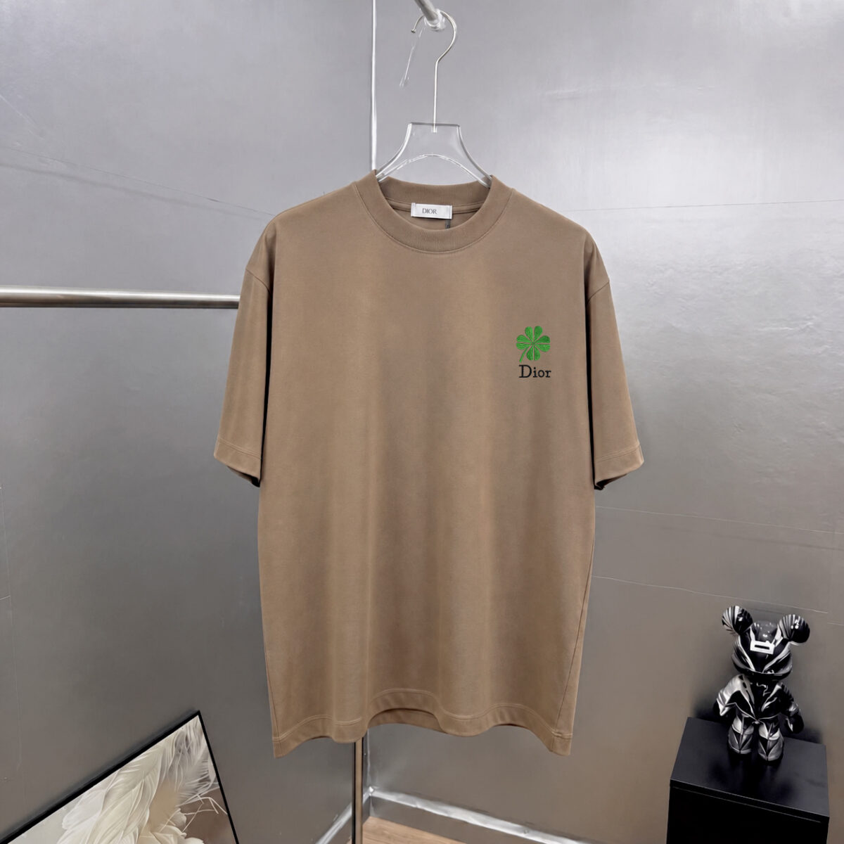 P75 Dio～胸前字母刺绣 《区别通货面料》 7a抗菌短袖tee 上身十分舒适，男女同款半袖，落肩宽松版型 颜色: 黑色 白色 咖啡色 尺码：S（90-130斤） M（125-150斤） L（135-165斤） XL（160-190斤） XXL（185-220斤）