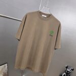 P75 Dio～胸前字母刺绣 《区别通货面料》 7a抗菌短袖tee 上身十分舒适，男女同款半袖，落肩宽松版型 颜色: 黑色 白色 咖啡色 尺码：S（90-130斤） M（125-150斤） L（135-165斤） XL（160-190斤） XXL（185-220斤）