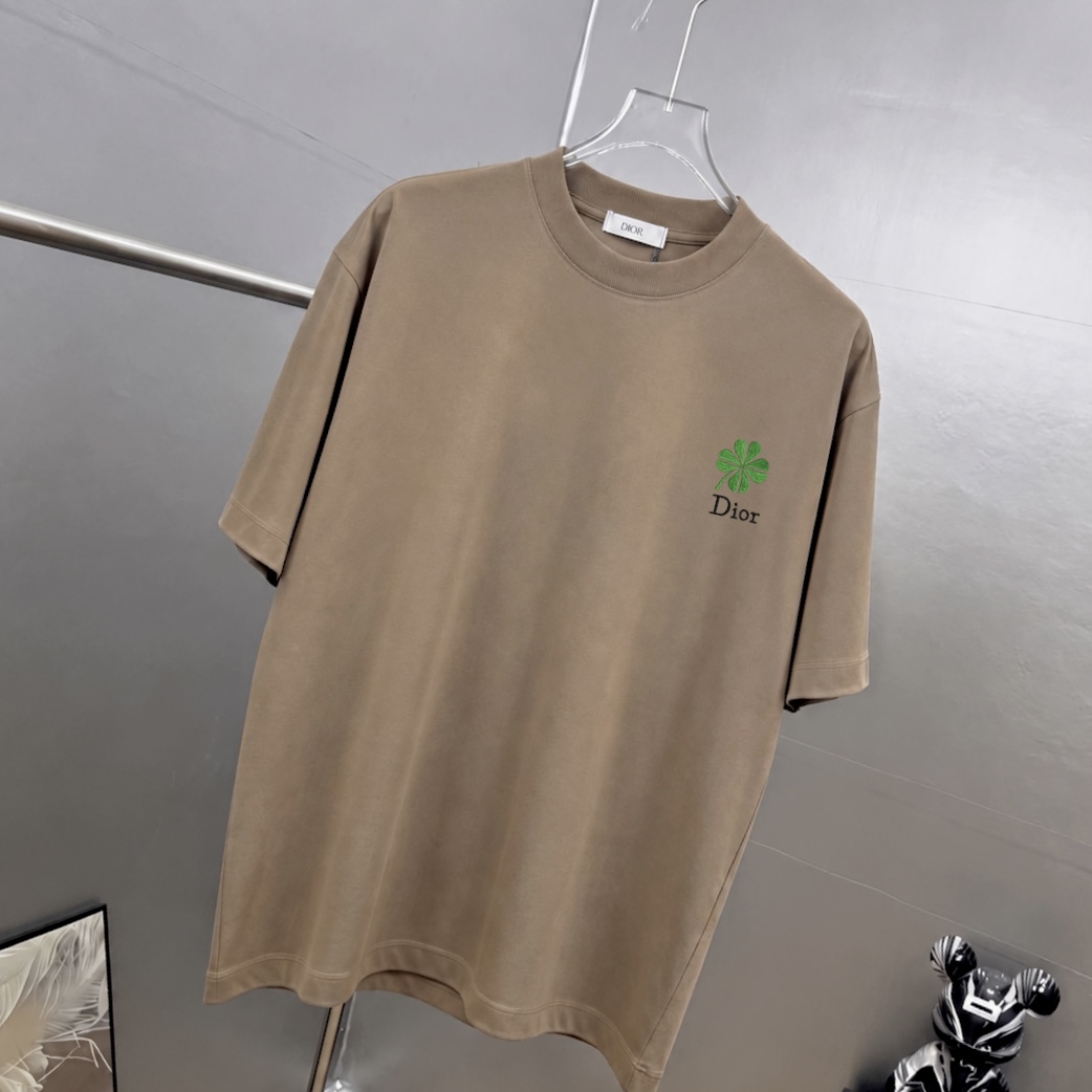 P75 Dio～胸前字母刺绣 《区别通货面料》 7a抗菌短袖tee 上身十分舒适，男女同款半袖，落肩宽松版型 颜色: 黑色 白色 咖啡色 尺码：S（90-130斤） M（125-150斤） L（135-165斤） XL（160-190斤） XXL（185-220斤）