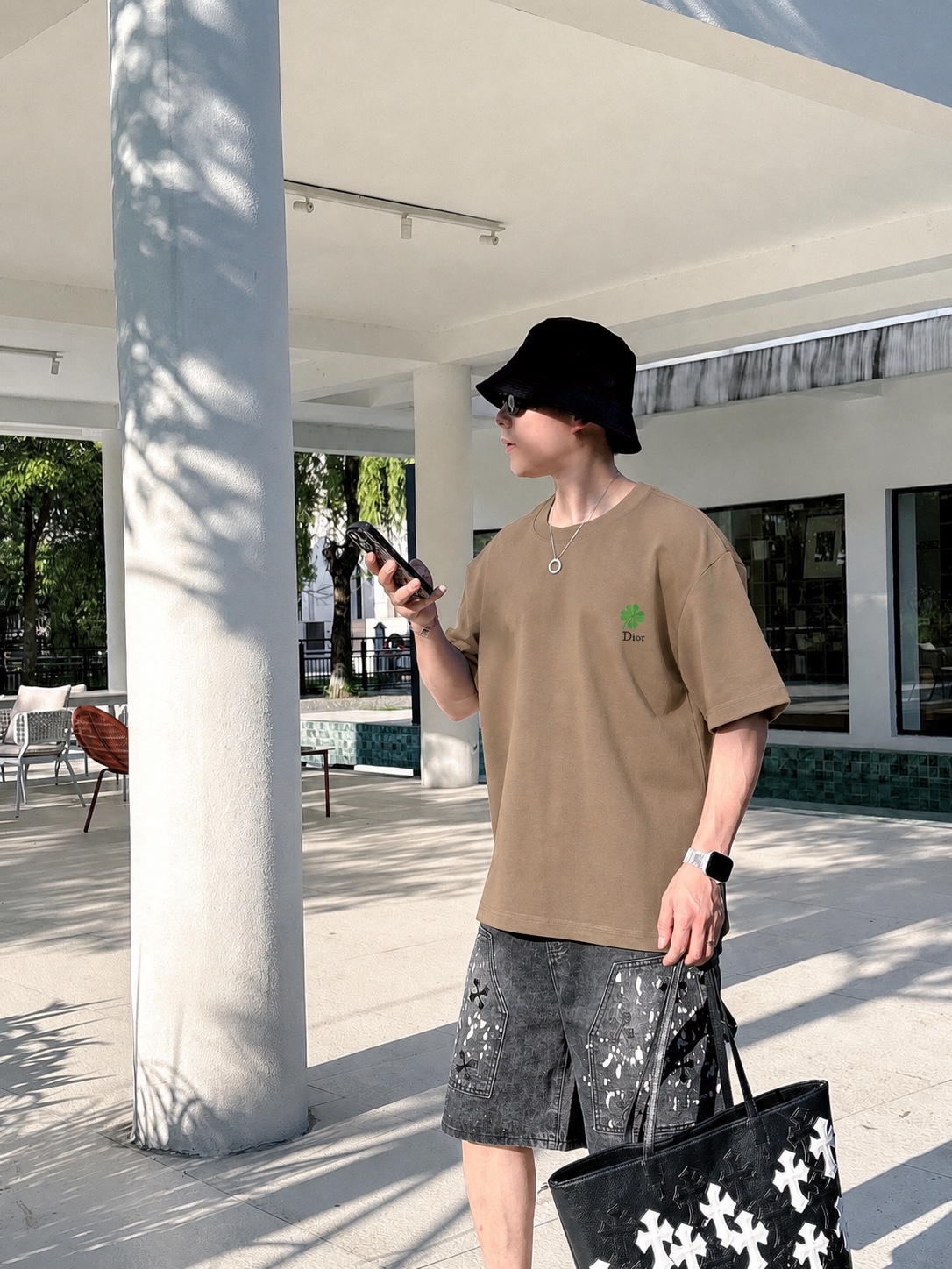P75 Dio～胸前字母刺绣 《区别通货面料》 7a抗菌短袖tee 上身十分舒适，男女同款半袖，落肩宽松版型 颜色: 黑色 白色 咖啡色 尺码：S（90-130斤） M（125-150斤） L（135-165斤） XL（160-190斤） XXL（185-220斤）