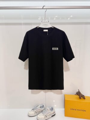 P80 DIOR/迪奥 高品质300克圆领短袖T恤 品牌经典 简约 小标🪡刺绣字母LOGO 2026ss早春官方同步 高版本 高品质 时尚个性 百搭潮流 套装 纯原品质 原版面料 吊牌 领标 水洗麦 三标齐全 颜色: 黑色.白色. 尺码：S M L XL