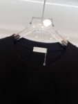 P80 DIOR/迪奥 高品质300克圆领短袖T恤 品牌经典 简约 小标🪡刺绣字母LOGO 2026ss早春官方同步 高版本 高品质 时尚个性 百搭潮流 套装 纯原品质 原版面料 吊牌 领标 水洗麦 三标齐全 颜色: 黑色.白色. 尺码：S M L XL