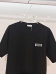 P80 DIOR/迪奥 高品质300克圆领短袖T恤 品牌经典 简约 小标🪡刺绣字母LOGO 2026ss早春官方同步 高版本 高品质 时尚个性 百搭潮流 套装 纯原品质 原版面料 吊牌 领标 水洗麦 三标齐全 颜色: 黑色.白色. 尺码：S M L XL