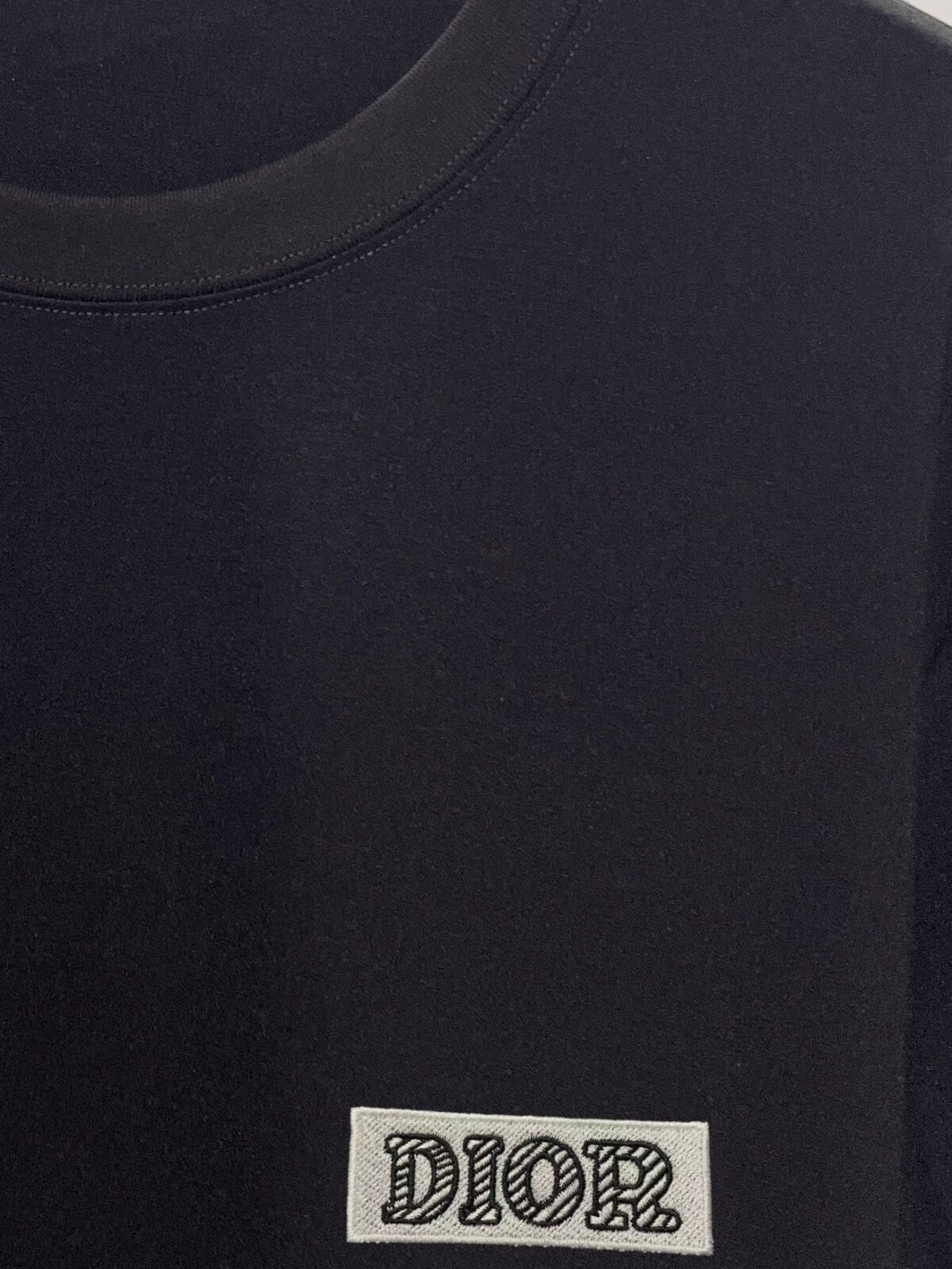 P80 DIOR/迪奥 高品质300克圆领短袖T恤 品牌经典 简约 小标🪡刺绣字母LOGO 2026ss早春官方同步 高版本 高品质 时尚个性 百搭潮流 套装 纯原品质 原版面料 吊牌 领标 水洗麦 三标齐全 颜色: 黑色.白色. 尺码：S M L XL