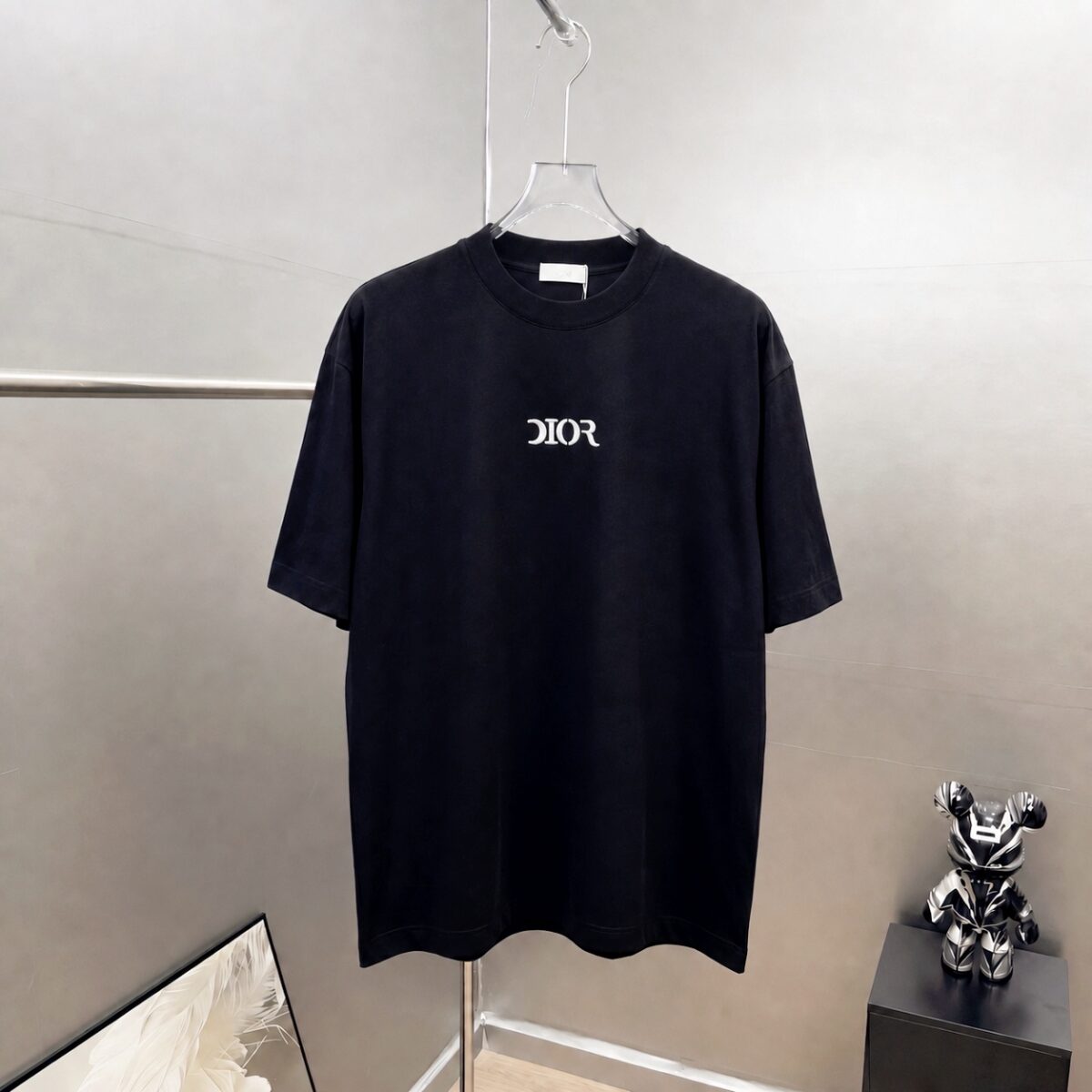 P75 Dio～胸前字母刺绣 《区别通货面料》 7a抗菌短袖tee 上身十分舒适，男女同款半袖，落肩宽松版型 颜色: 黑色 白色 咖啡色 尺码：S（90-130斤） M（125-150斤） L（135-165斤） XL（160-190斤） XXL（185-220斤）