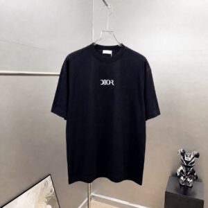 P75 Dio～胸前字母刺绣 《区别通货面料》 7a抗菌短袖tee 上身十分舒适，男女同款半袖，落肩宽松版型 颜色: 黑色 白色 咖啡色 尺码：S（90-130斤） M（125-150斤） L（135-165斤） XL（160-190斤） XXL（185-220斤）