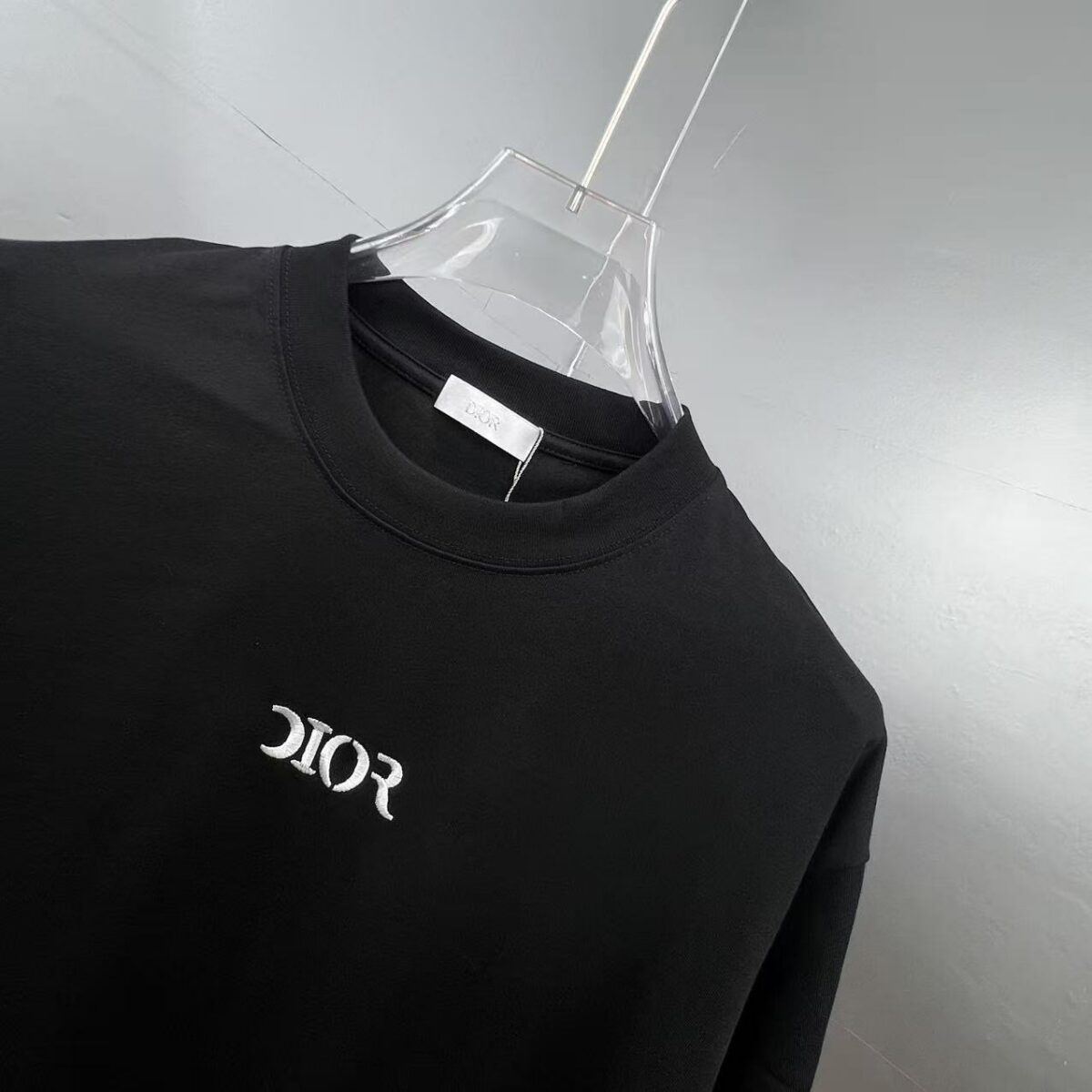 P75 Dio～胸前字母刺绣 《区别通货面料》 7a抗菌短袖tee 上身十分舒适，男女同款半袖，落肩宽松版型 颜色: 黑色 白色 咖啡色 尺码：S（90-130斤） M（125-150斤） L（135-165斤） XL（160-190斤） XXL（185-220斤）