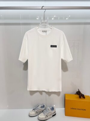 P80 DIOR/迪奥 高品质300克圆领短袖T恤 品牌经典 简约 小标🪡刺绣字母LOGO 2026ss早春官方同步 高版本 高品质 时尚个性 百搭潮流 套装 纯原品质 原版面料 吊牌 领标 水洗麦 三标齐全 颜色: 黑色.白色. 尺码：S M L XL