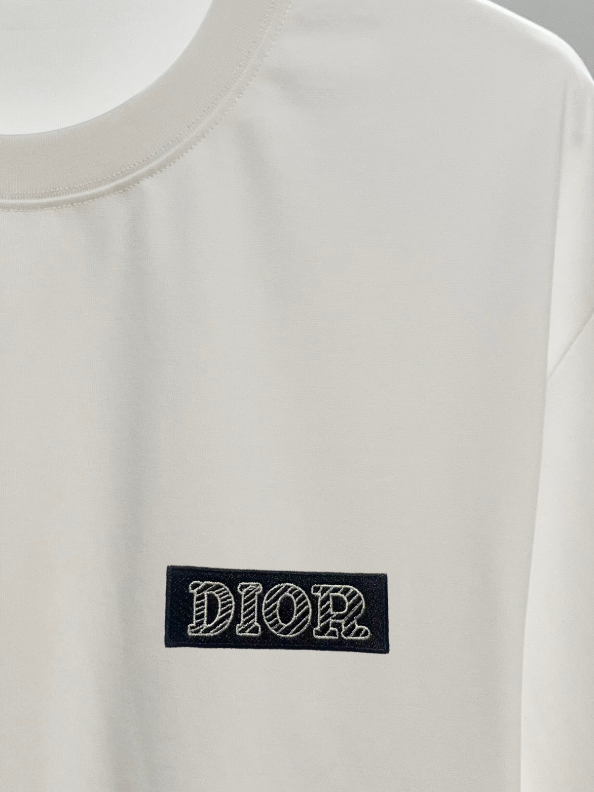 P80 DIOR/迪奥 高品质300克圆领短袖T恤 品牌经典 简约 小标🪡刺绣字母LOGO 2026ss早春官方同步 高版本 高品质 时尚个性 百搭潮流 套装 纯原品质 原版面料 吊牌 领标 水洗麦 三标齐全 颜色: 黑色.白色. 尺码：S M L XL