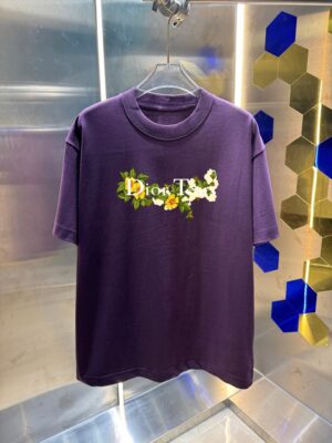 P70 Dio* 克里斯蒂迪奥 2026夏季新款 经典字母 印花工艺 休闲宽松 圆领短袖T恤 男女同款 吊牌 领标 洗水唛 三标齐全 颜色：黑色 白色 紫色 绿色 尺码: S M L XL XXL