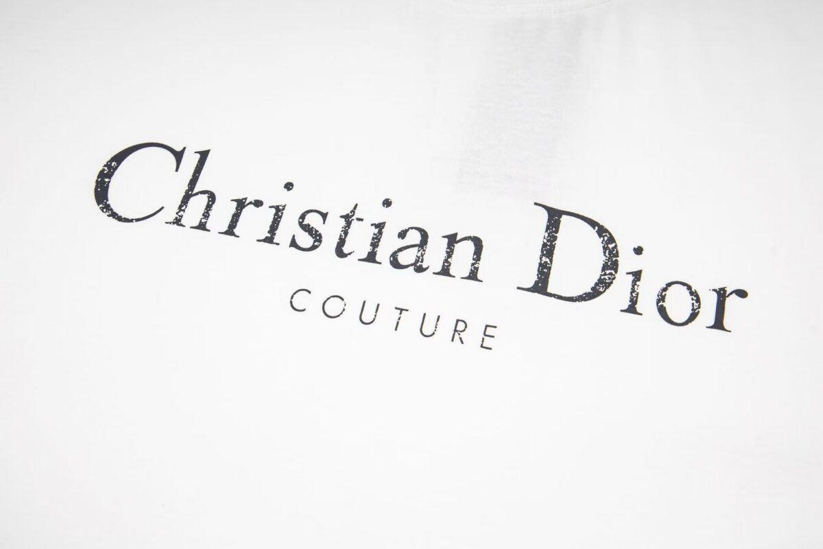 P80 DIOR迪奥 25新款渐变字母印花短袖T恤 这款 Cistian Couture T 恤是二零二五秋季系列新品，为衣橱的经典单品增添时尚气质。采用仿旧效果棉质平纹针织面料精心制作，胸前饰以 Cistian Couture 标志印花提升格调。可与或搭配，打造休闲造型。 采用原板独家定制280克32支双纱纯棉面料质感非常柔软舒服 100%区别市场的顶级面料(不缩水 不变形 不起球) 搭配320克1x1螺纹(面料螺纹同缸定染无色差 不易变形) 原版1:1版型 原版1:1定制辅料 领标 洗水唛 吊牌 包装(细节完美) 颜色：白色 黑色 尺码：S M L XL