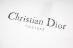P80 DIOR迪奥 25新款渐变字母印花短袖T恤 这款 Cistian Couture T 恤是二零二五秋季系列新品，为衣橱的经典单品增添时尚气质。采用仿旧效果棉质平纹针织面料精心制作，胸前饰以 Cistian Couture 标志印花提升格调。可与或搭配，打造休闲造型。 采用原板独家定制280克32支双纱纯棉面料质感非常柔软舒服 100%区别市场的顶级面料(不缩水 不变形 不起球) 搭配320克1x1螺纹(面料螺纹同缸定染无色差 不易变形) 原版1:1版型 原版1:1定制辅料 领标 洗水唛 吊牌 包装(细节完美) 颜色：白色 黑色 尺码：S M L XL