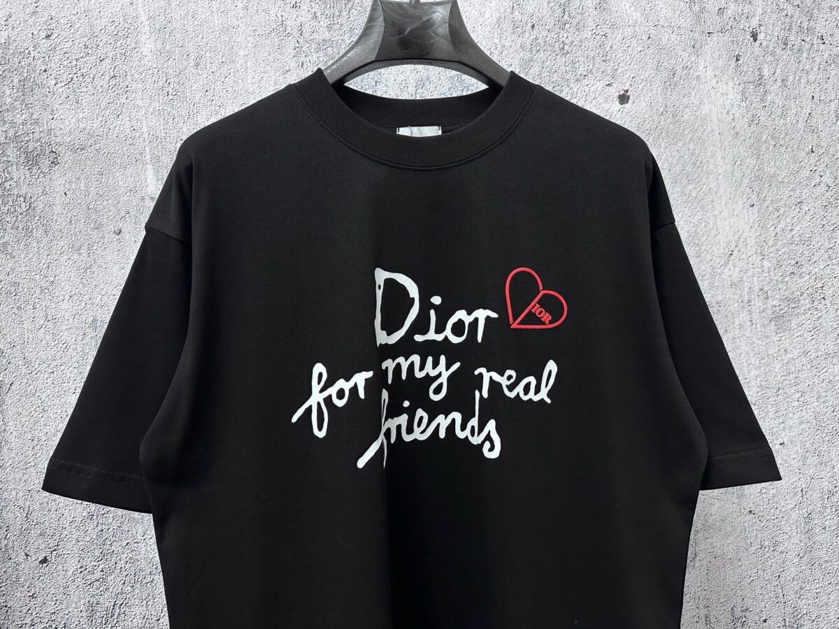 P70 【DIOR】迪奥 25ss 字母logoT恤短袖 重磅克重260g纯棉双纱面料 螺纹定织定染通肩拉条工艺增加衣物清洗寿命 触感舒适 品质上乘 全套辅料定制 三标齐全 上身超赞.宽松os版型 男女同款 各种身材都可轻松驾驭，值得入手的一件精品 认准版本。 尺码：XS-L