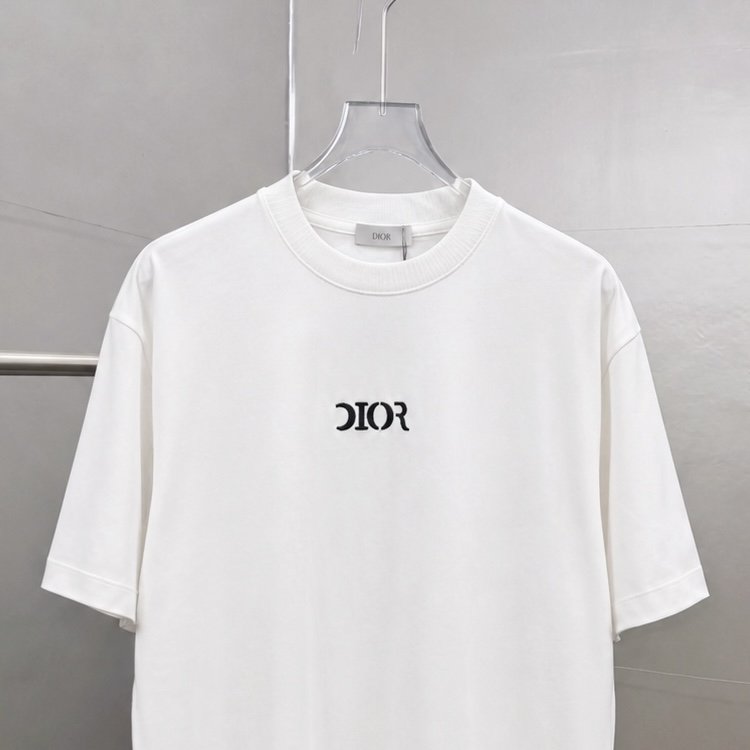 P75 Dio～胸前字母刺绣 《区别通货面料》 7a抗菌短袖tee 上身十分舒适，男女同款半袖，落肩宽松版型 颜色: 黑色 白色 咖啡色 尺码：S（90-130斤） M（125-150斤） L（135-165斤） XL（160-190斤） XXL（185-220斤）