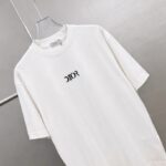 P75 Dio～胸前字母刺绣 《区别通货面料》 7a抗菌短袖tee 上身十分舒适，男女同款半袖，落肩宽松版型 颜色: 黑色 白色 咖啡色 尺码：S（90-130斤） M（125-150斤） L（135-165斤） XL（160-190斤） XXL（185-220斤）