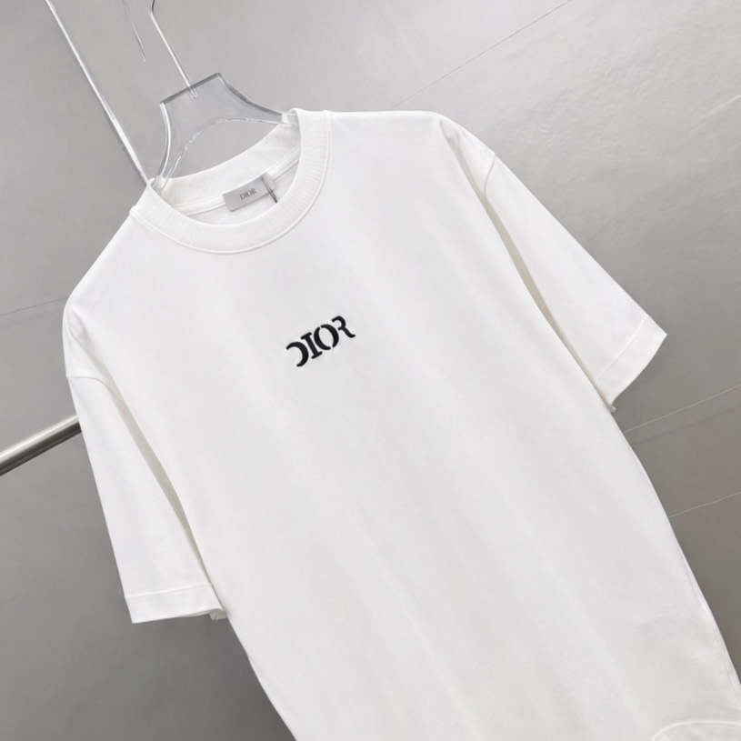 P75 Dio～胸前字母刺绣 《区别通货面料》 7a抗菌短袖tee 上身十分舒适，男女同款半袖，落肩宽松版型 颜色: 黑色 白色 咖啡色 尺码：S（90-130斤） M（125-150斤） L（135-165斤） XL（160-190斤） XXL（185-220斤）