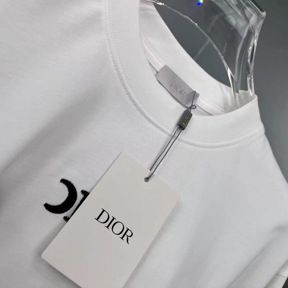 P75 Dio～胸前字母刺绣 《区别通货面料》 7a抗菌短袖tee 上身十分舒适，男女同款半袖，落肩宽松版型 颜色: 黑色 白色 咖啡色 尺码：S（90-130斤） M（125-150斤） L（135-165斤） XL（160-190斤） XXL（185-220斤）