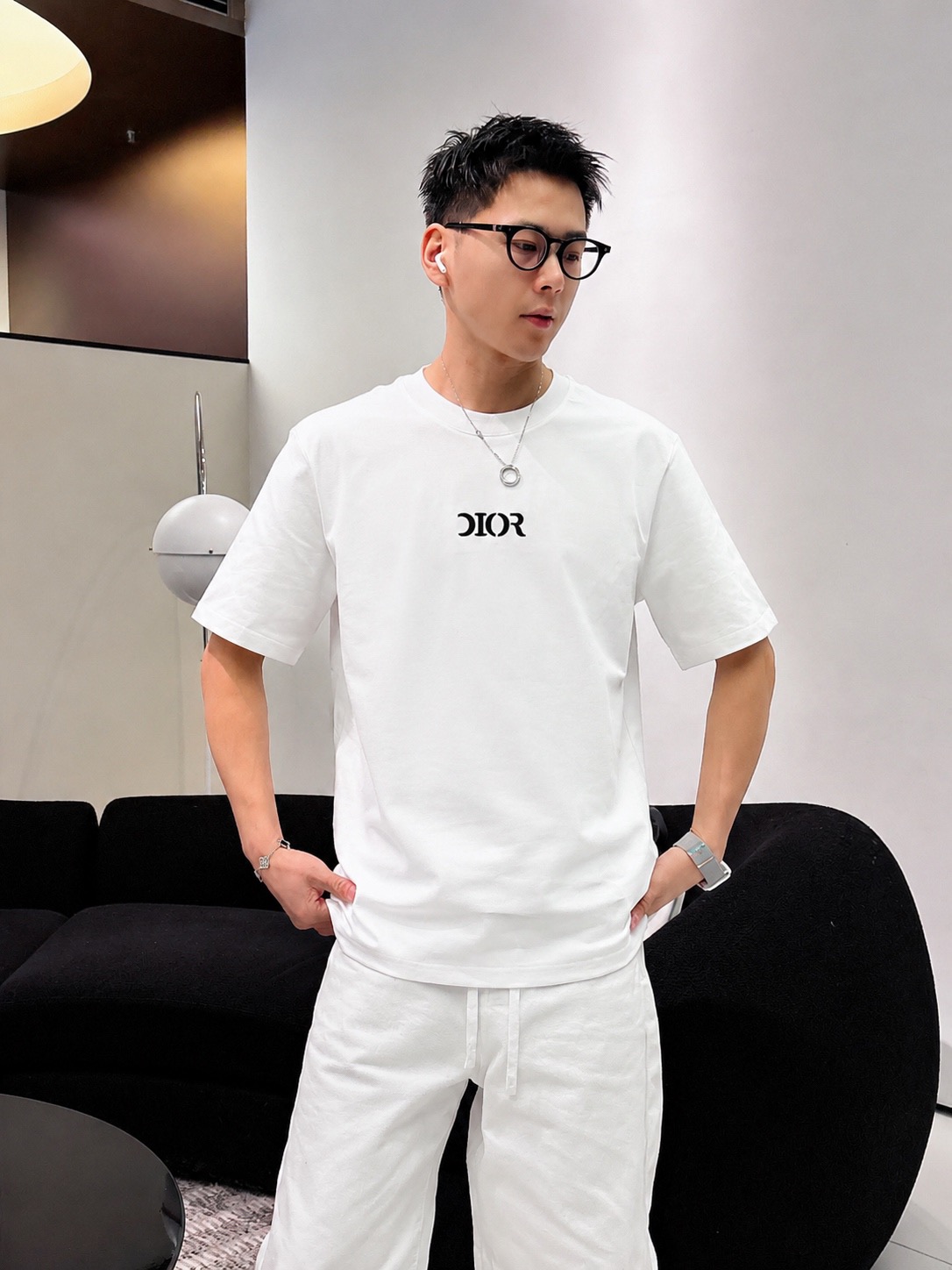 P75 Dio～胸前字母刺绣 《区别通货面料》 7a抗菌短袖tee 上身十分舒适，男女同款半袖，落肩宽松版型 颜色: 黑色 白色 咖啡色 尺码：S（90-130斤） M（125-150斤） L（135-165斤） XL（160-190斤） XXL（185-220斤）