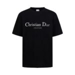 P80 DIOR迪奥 25新款渐变字母印花短袖T恤 这款 Cistian Couture T 恤是二零二五秋季系列新品，为衣橱的经典单品增添时尚气质。采用仿旧效果棉质平纹针织面料精心制作，胸前饰以 Cistian Couture 标志印花提升格调。可与或搭配，打造休闲造型。 采用原板独家定制280克32支双纱纯棉面料质感非常柔软舒服 100%区别市场的顶级面料(不缩水 不变形 不起球) 搭配320克1x1螺纹(面料螺纹同缸定染无色差 不易变形) 原版1:1版型 原版1:1定制辅料 领标 洗水唛 吊牌 包装(细节完美) 颜色：白色 黑色 尺码：S M L XL