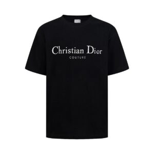 P80 DIOR迪奥 25新款渐变字母印花短袖T恤 这款 Cistian Couture T 恤是二零二五秋季系列新品，为衣橱的经典单品增添时尚气质。采用仿旧效果棉质平纹针织面料精心制作，胸前饰以 Cistian Couture 标志印花提升格调。可与或搭配，打造休闲造型。 采用原板独家定制280克32支双纱纯棉面料质感非常柔软舒服 100%区别市场的顶级面料(不缩水 不变形 不起球) 搭配320克1x1螺纹(面料螺纹同缸定染无色差 不易变形) 原版1:1版型 原版1:1定制辅料 领标 洗水唛 吊牌 包装(细节完美) 颜色：白色 黑色 尺码：S M L XL