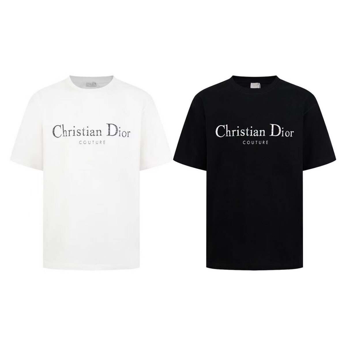 P80 DIOR迪奥 25新款渐变字母印花短袖T恤 这款 Cistian Couture T 恤是二零二五秋季系列新品，为衣橱的经典单品增添时尚气质。采用仿旧效果棉质平纹针织面料精心制作，胸前饰以 Cistian Couture 标志印花提升格调。可与或搭配，打造休闲造型。 采用原板独家定制280克32支双纱纯棉面料质感非常柔软舒服 100%区别市场的顶级面料(不缩水 不变形 不起球) 搭配320克1x1螺纹(面料螺纹同缸定染无色差 不易变形) 原版1:1版型 原版1:1定制辅料 领标 洗水唛 吊牌 包装(细节完美) 颜色：白色 黑色 尺码：S M L XL