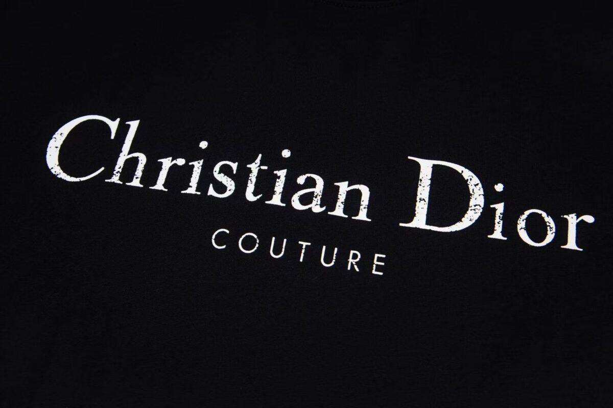 P80 DIOR迪奥 25新款渐变字母印花短袖T恤 这款 Cistian Couture T 恤是二零二五秋季系列新品，为衣橱的经典单品增添时尚气质。采用仿旧效果棉质平纹针织面料精心制作，胸前饰以 Cistian Couture 标志印花提升格调。可与或搭配，打造休闲造型。 采用原板独家定制280克32支双纱纯棉面料质感非常柔软舒服 100%区别市场的顶级面料(不缩水 不变形 不起球) 搭配320克1x1螺纹(面料螺纹同缸定染无色差 不易变形) 原版1:1版型 原版1:1定制辅料 领标 洗水唛 吊牌 包装(细节完美) 颜色：白色 黑色 尺码：S M L XL