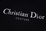 P80 DIOR迪奥 25新款渐变字母印花短袖T恤 这款 Cistian Couture T 恤是二零二五秋季系列新品，为衣橱的经典单品增添时尚气质。采用仿旧效果棉质平纹针织面料精心制作，胸前饰以 Cistian Couture 标志印花提升格调。可与或搭配，打造休闲造型。 采用原板独家定制280克32支双纱纯棉面料质感非常柔软舒服 100%区别市场的顶级面料(不缩水 不变形 不起球) 搭配320克1x1螺纹(面料螺纹同缸定染无色差 不易变形) 原版1:1版型 原版1:1定制辅料 领标 洗水唛 吊牌 包装(细节完美) 颜色：白色 黑色 尺码：S M L XL