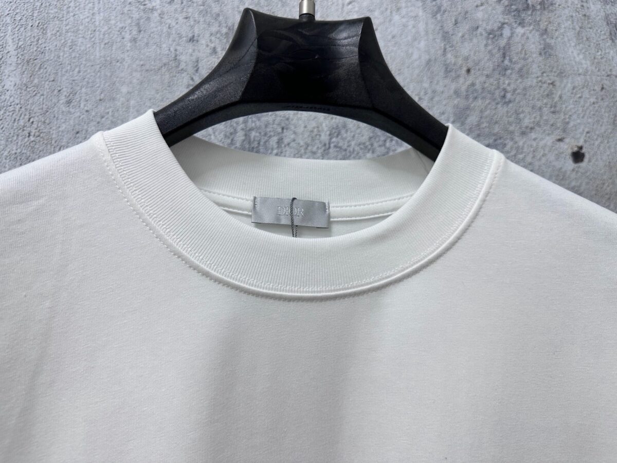 P70 【DIOR】迪奥 25ss 字母logoT恤短袖 重磅克重260g纯棉双纱面料 螺纹定织定染通肩拉条工艺增加衣物清洗寿命 触感舒适 品质上乘 全套辅料定制 三标齐全 上身超赞.宽松os版型 男女同款 各种身材都可轻松驾驭，值得入手的一件精品 认准版本。 尺码：XS-L