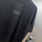 P75 dio～迪奥cd胸前刺绣 《区别通货面料》双纱纯棉 短袖tee 上身十分舒适，男女同款半袖，落肩宽松版型 颜色: 黑色 白色 咖啡色 尺码：S（90-130斤） M（125-150斤） L（135-165斤） XL（160-190斤） XXL（185-220斤）