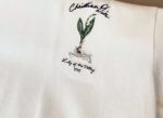 P65 DIOR迪奥 刺绣款 2026春夏经典圆领短袖T恤采用280克双纱精棉，衣服偏厚使整体高透气和柔软性，高版本，三标齐全！男女同款 颜色：白色 黑色 灰色 杏色 -尺码：S M L XL